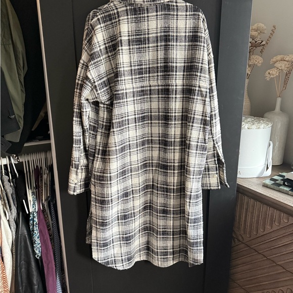 Acoa Women's Black and White Plaid Long Flannel - Picture 5 of 5